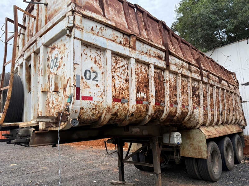 3 carreta RANDON ANO 20003 eixos, 2 suspensor, boa de pneus, c/ porteira p/ sucateiro, 40m�