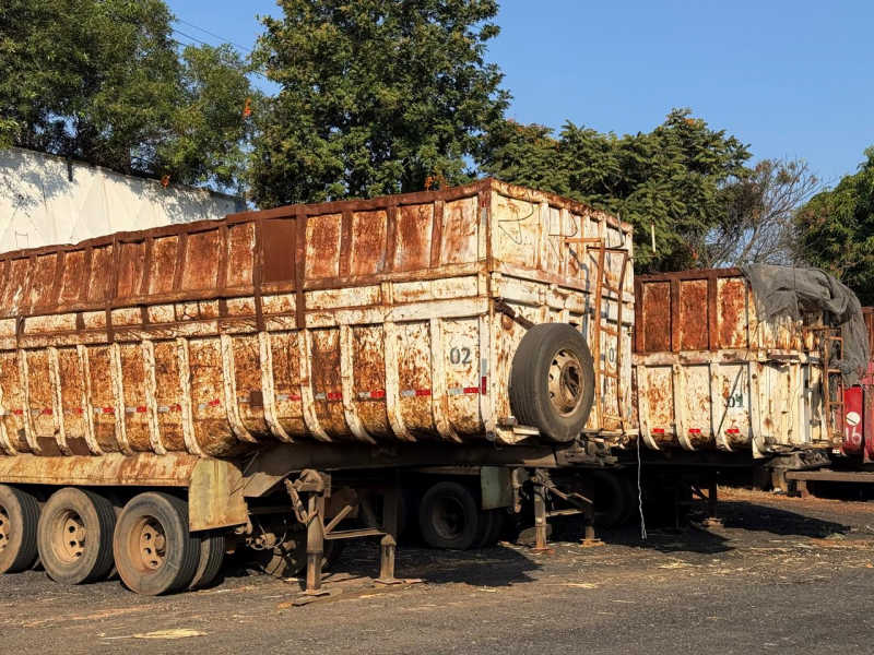3 carreta RANDON ANO 20003 eixos, 2 suspensor, boa de pneus, c/ porteira p/ sucateiro, 40m�