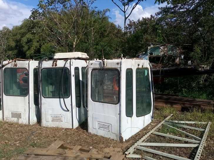 Cabine para Poclain, com e sem grade de prote��o. Venda no estado que est�, precisa de pequenos reparos.