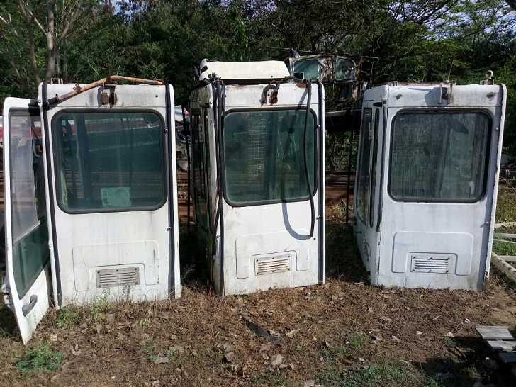 Cabine para Poclain, com e sem grade de prote��o. Venda no estado que est�, precisa de pequenos reparos.