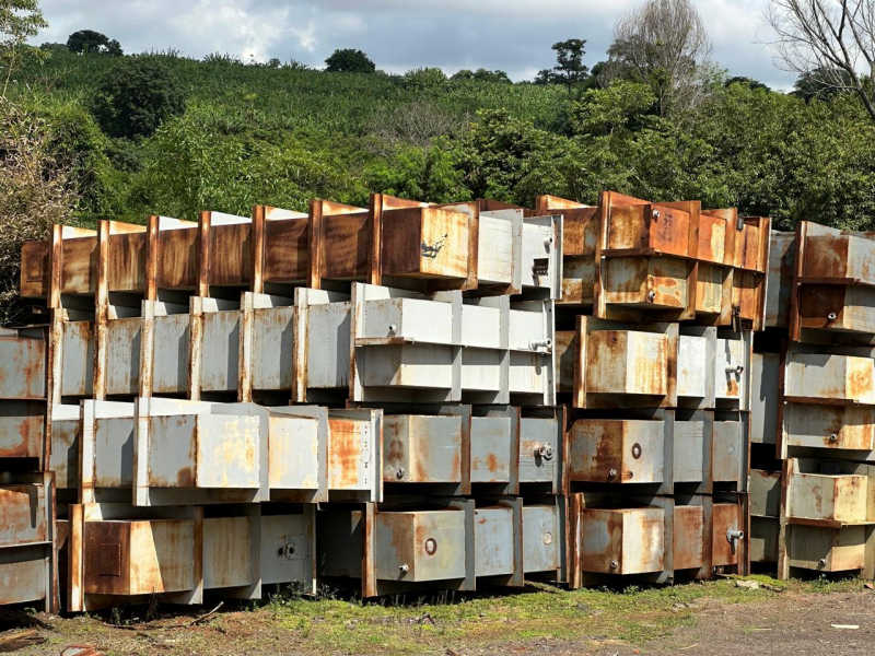 Caixas de ferro com isola��o de fibra, medindo 7,00 X 2,50 X 1,20 mts, pesa mais de 4.000 kilos cada, por R$3,50 o kg, sai por R$14.000,00 cada
