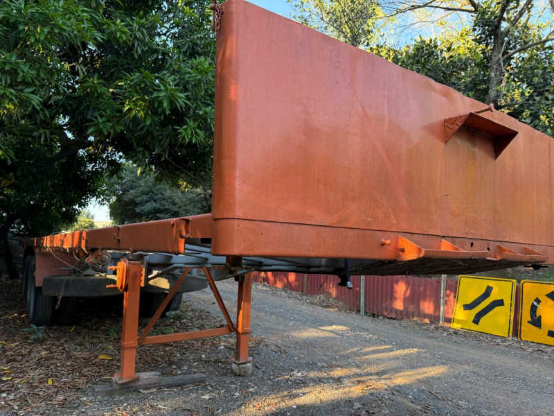Carreta 3 eixos, porta Container, ano 1994, com pneus bons