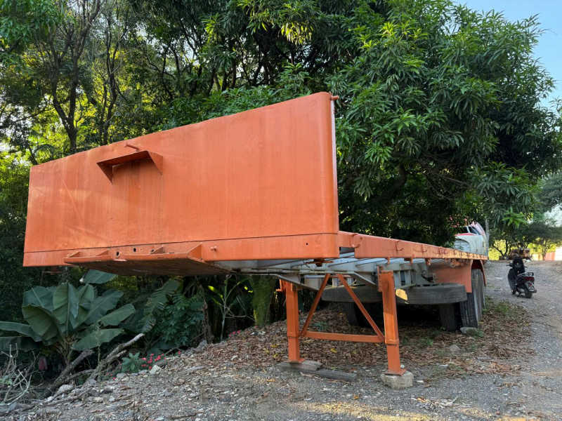 Carreta 3 eixos, porta Container, ano 1994, com pneus bons