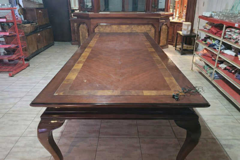mesa de jantar de madeira pura, em perfeito estado