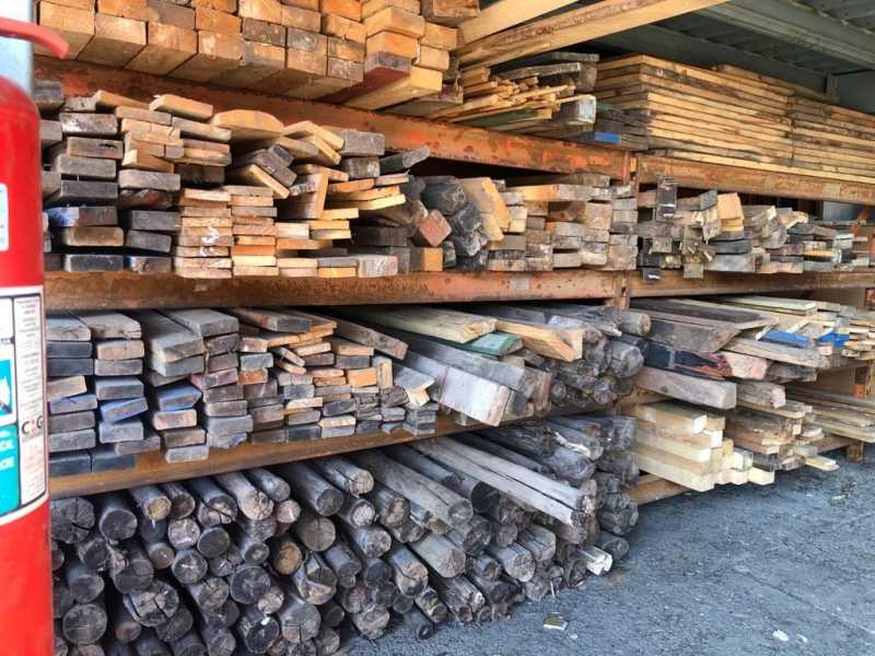 Sucata de Madeira e peças Paletes, vigas para construcoes, moveis, etc.