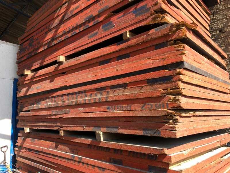 Sucata de Madeira e peças Paletes, vigas para construcoes, moveis, etc.